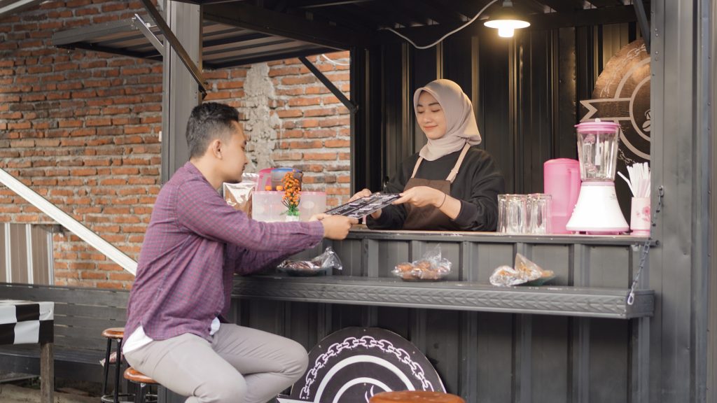 Pajak UMKM Naik? Begini Cara Bisnis Tetap Cuan dan Produktif!