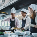 Food and Beverage Adalah: Pengertian, Jenis, Tugas, dan Tips Karier - Tuwaga