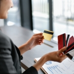Pilihan Bank dengan Bunga Kartu Kredit Terendah di 2025: Nggak Bikin Dompet Jantungan! - Tuwaga