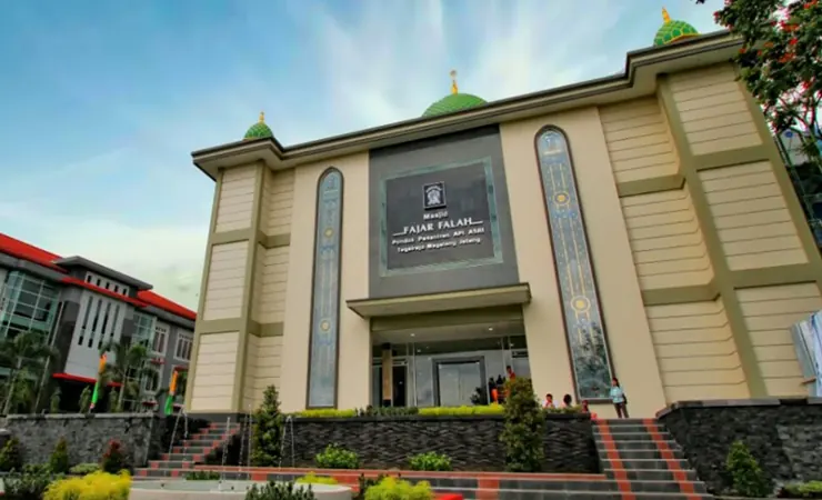 biaya pondok pesantren tegalrejo magelang​