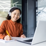 6 Daftar Gaji Translator 2025: Bahasa Inggris, Korea, Mandarin, dan Lainnya - Tuwaga