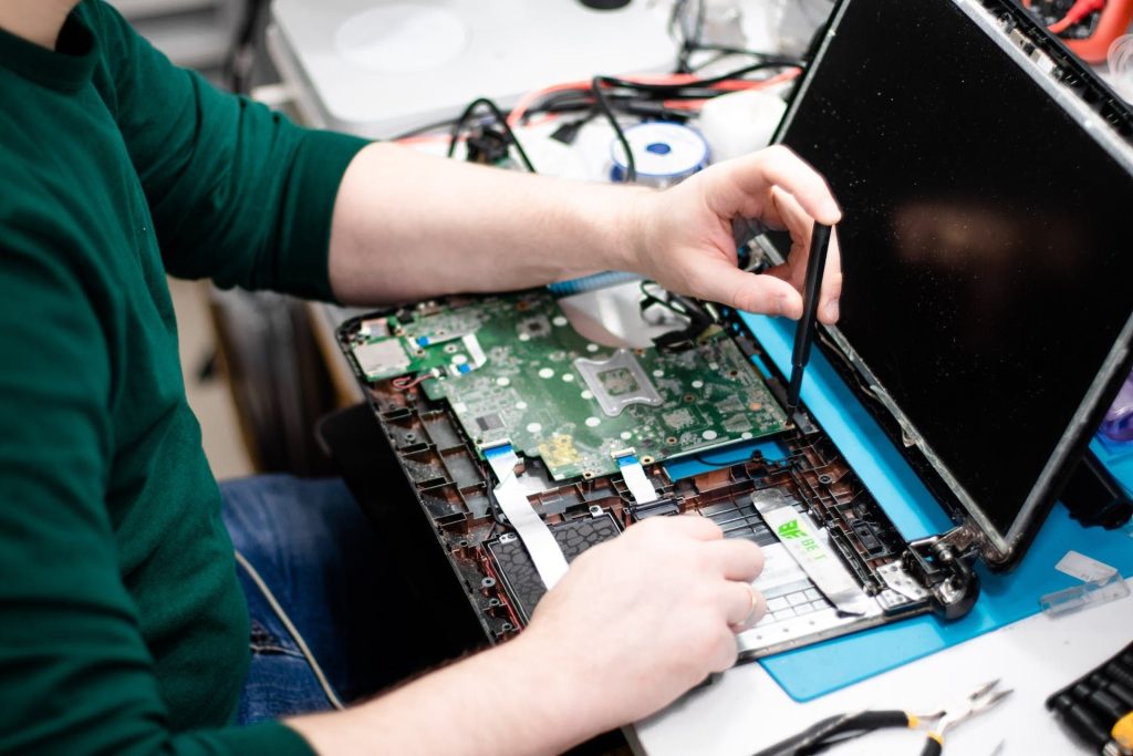 estimasi biaya perbaikan laptop tuwaga
