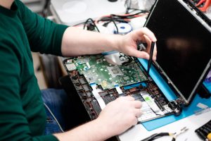 estimasi biaya perbaikan laptop tuwaga