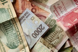 Ilustrasi tumpukan uang kertas rupiah sebagai simbol cara cepat kaya