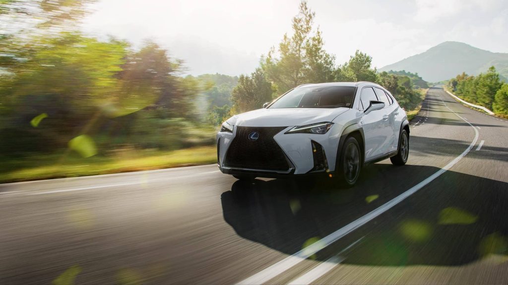 perbandingan mobil listrik vs mobil hybrid tuwaga