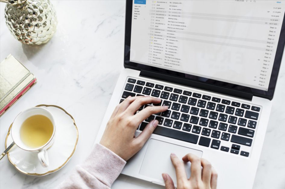 waktu yang tepat kirim email website ke hrd tuwaga