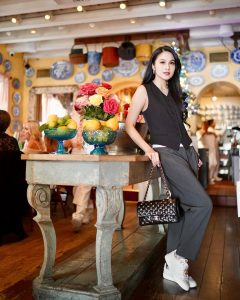 Penampilan elegan Sandra Dewi dengan tas mewah di tengah pemberitaan penyitaan asetnya.
