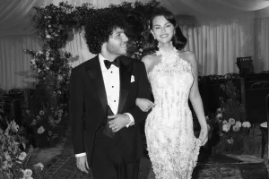 gaun pernikahan selena gomez tuwaga