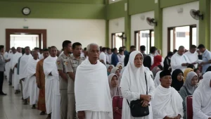 calon jamaah haji yang berhasil melunasi biaya haji reguler dan bisa berdiri di aula gedung embarkasi kotanya masing-masing