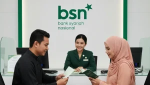 dua orang sedang melihat buku tabungan di kantor bank