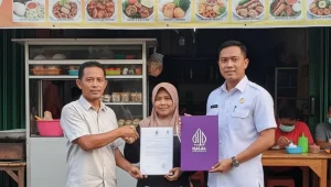 tiga orang sedang melakukan pose foto di depan warung makan pinggir jalan.