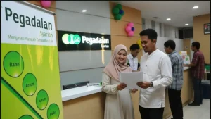 dua orang sedang membaca lembaran dokumen