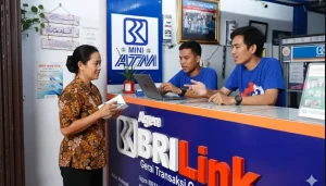 seorang ibu paruh baya sedang berbincang dengan agen BRILink