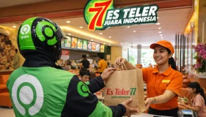 seorang ojek online sedang menerima pesanan pelanggan di restoran es teler 77