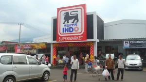 banyak orang yang sedang beraktivitas di supermarket superindo